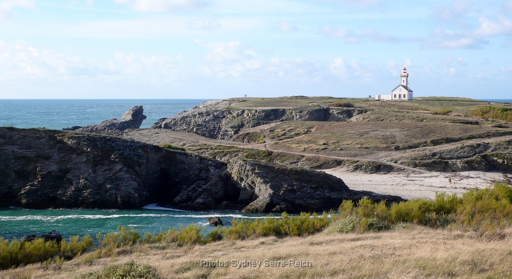 Belle ile en mer  La pointe des Poulains  le 30 octobre 2013 Le phare des Poulains et le Caniche  rocher a gauche .JPG - Belle-île en mer. La pointe des Poulains, Le phare des Poulains et le Caniche (rocher à gauche),  le 30 octobre 2013